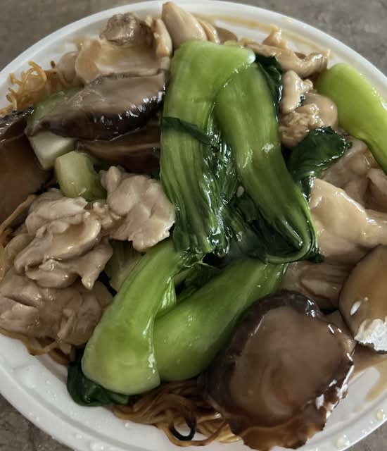 98. Chow Mein with Sliced Chicken and Chinese Mushrooms 北菇雞球炒麵